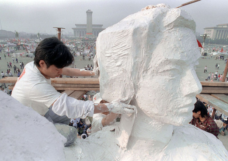 Студент художественного института работает над скульптурой «Богиня демократии». Десятиметровый монумент был установлен на площади Тяньаньмэнь 30 мая 1989 года. Фото: Catherine Henriette / AFP / Getty Images