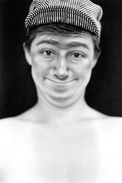 Синди Шерман, 21 год. Без названия, А-Е (фрагмент). 1975. Желатино-серебряная печать. Музей современного искусства, Нью-Йорк. © Cindy Sherman 