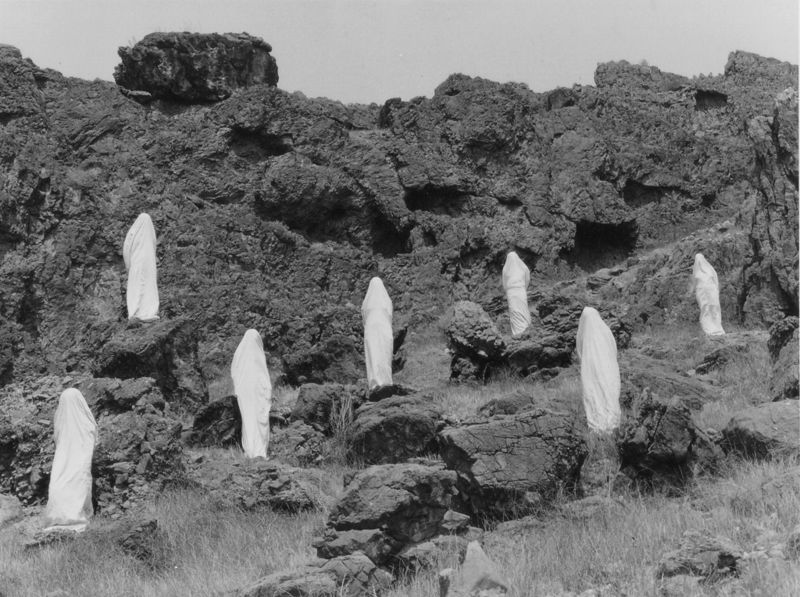 Михаил Гробман. Ангел смерти (Действия в пустыне). 1978. Фотография. Собрание автора
