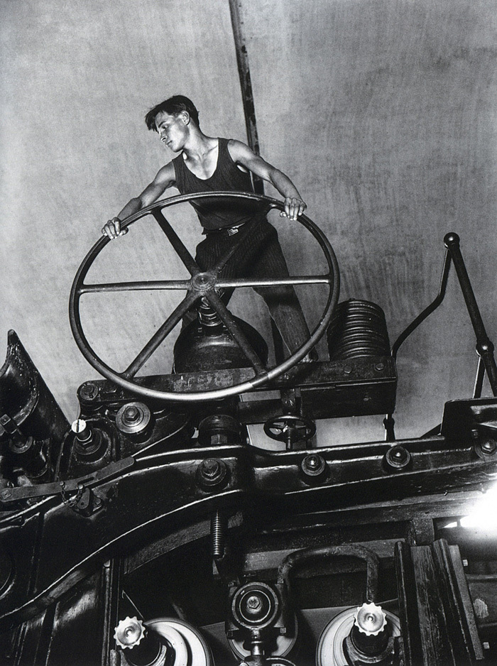 Аркадий Шайхет. Комсомолец за штурвалом бумагоделательной машины. Балахна. 1929