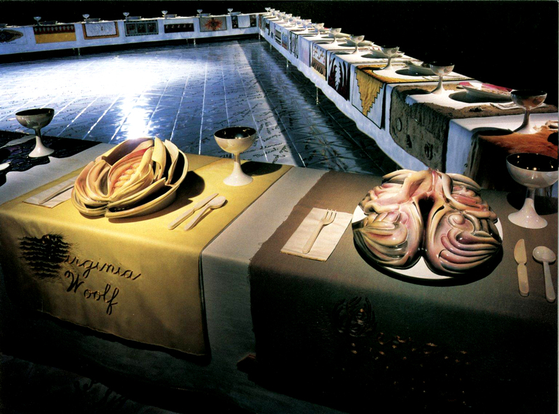 Джуди Чикаго. Званный ужин. 1979. Инсталляция. Керамика, фарфор, текстиль. Бруклинский музей, Нью-Йорк. <br>© Judy Chicago