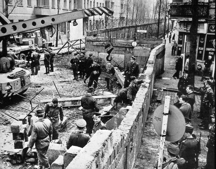Начало строительства Берлинской стены. 1961. Фото: Eddie Worth / AP