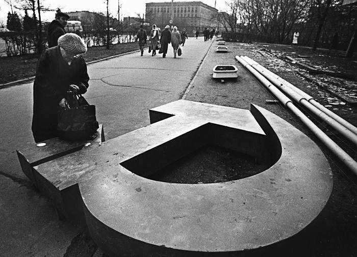 Москва, поваленные серп и молот. 1991. Фото: © Анатолий Сапроненков/AFP/Getty Images