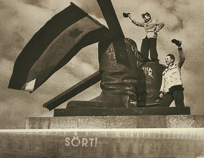 Сапоги, оставшиеся на постаменте после разрушения в 1956 году памятника Сталину в Будапеште. Courtesy Музей современного искусства MODEM, Дебрецен